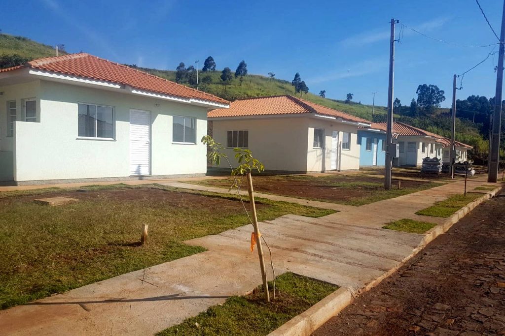 Trinta famílias de Iguatu recebem chaves da casa própria Trinta famílias de Iguatu recebem chaves da casa própria