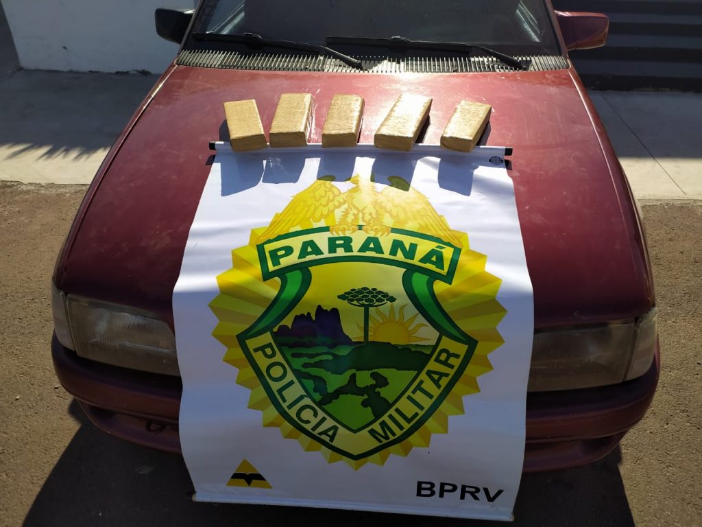 PRE detém dupla e apreende Kadett que transportava 4 kg de maconha na PR-323