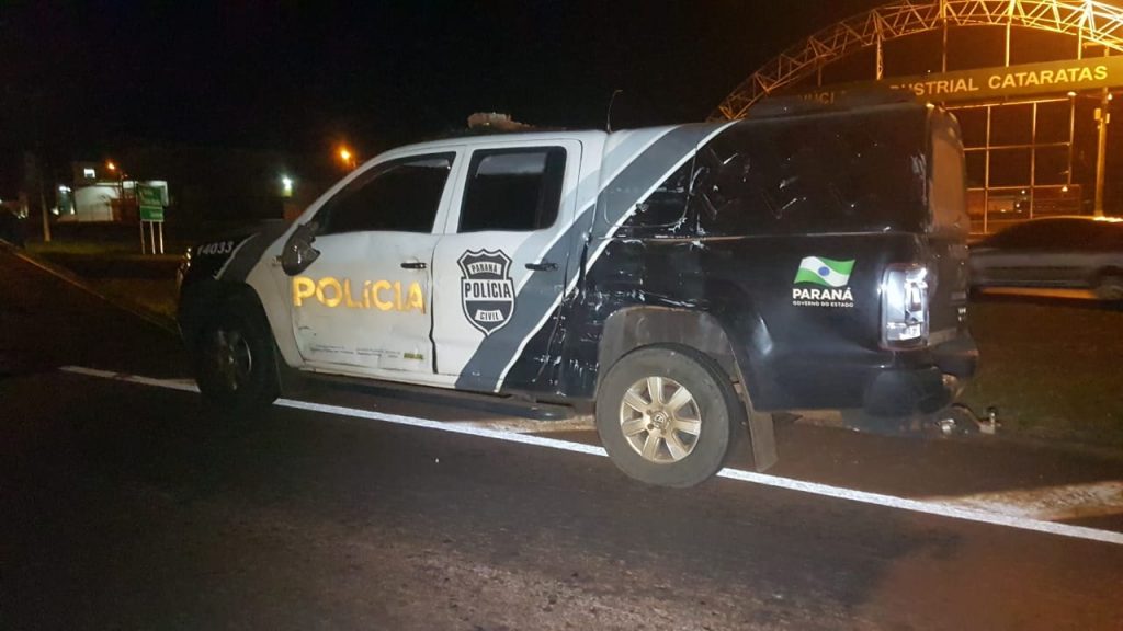 Viatura da Polícia Civil bate com carreta na BR-369