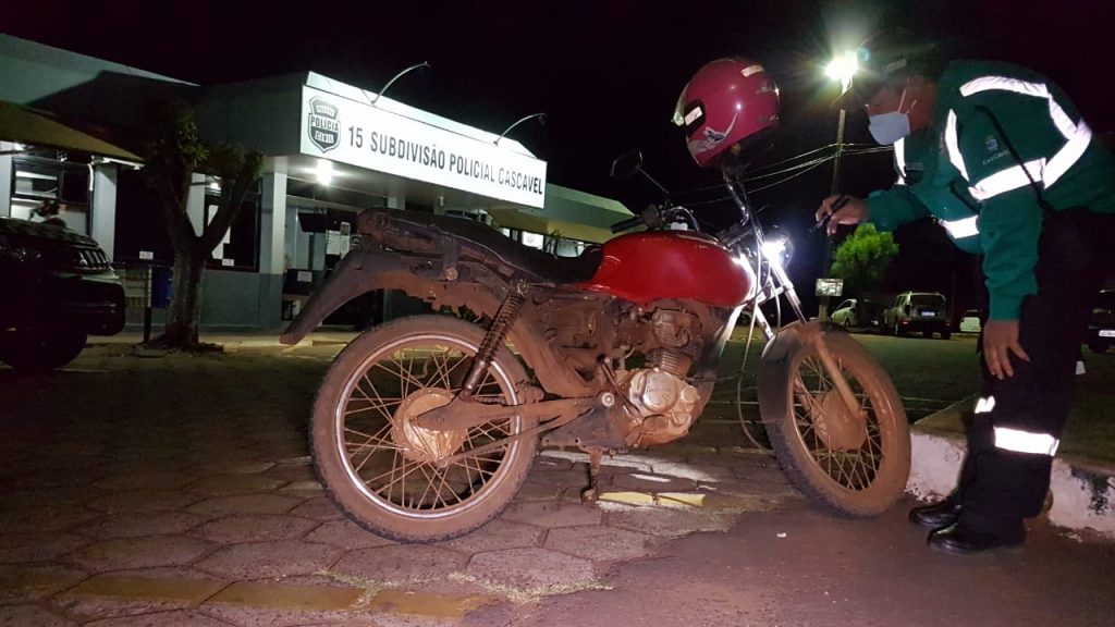Embriagado e pilotando moto sem placa e escapamento, homem é preso pela Força Rural da GM