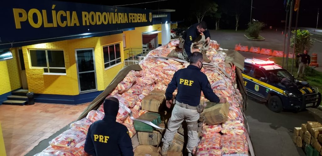 Morador de Francisco Beltrão é preso transportando carga milionária de drogas em caminhão no RS