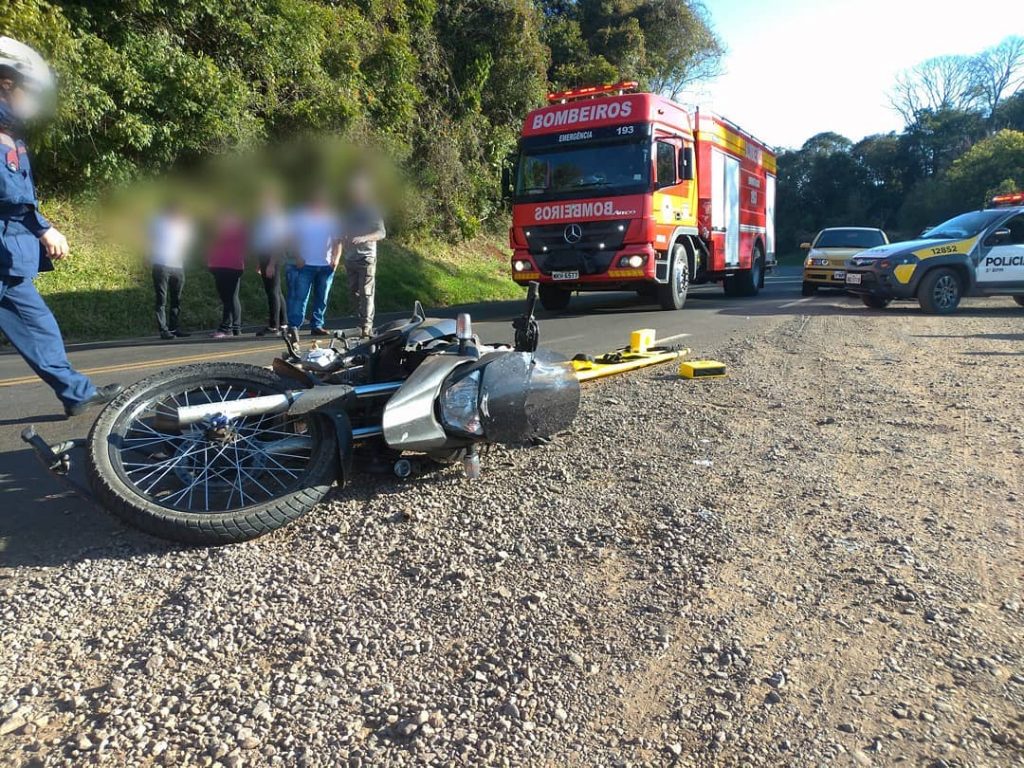 Colisão entre moto e caminhão deixa duas pessoas feridas na PR-158