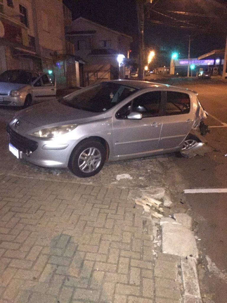 Motorista bate em Peugeot e foge no Bairro Parque Verde