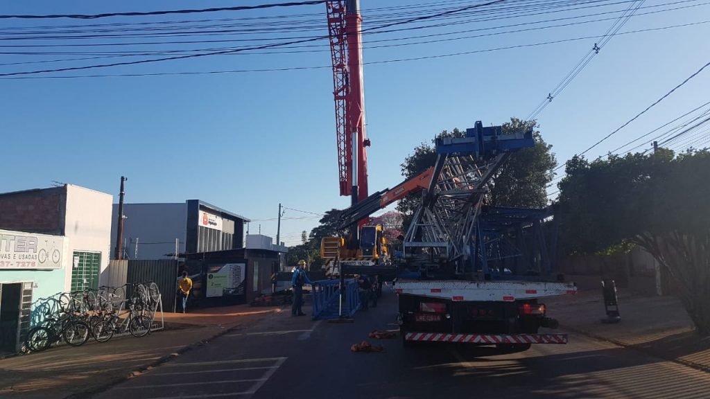 Montagem de grua interrompe trânsito na Rua Manaus, no Cancelli
