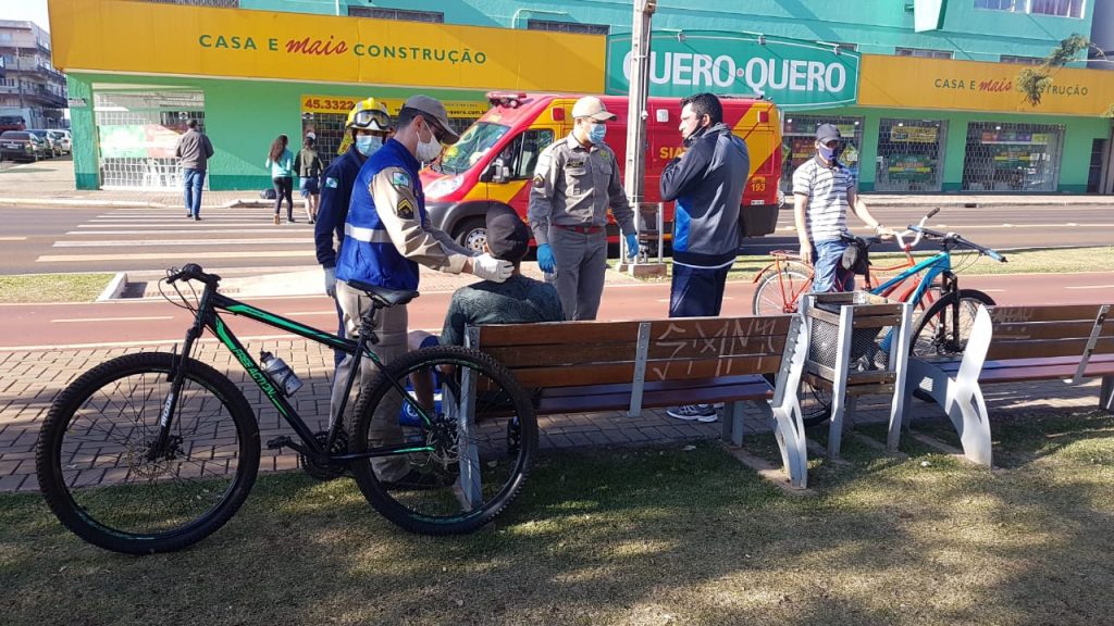Ciclistas colidem frontalmente na Avenida Brasil