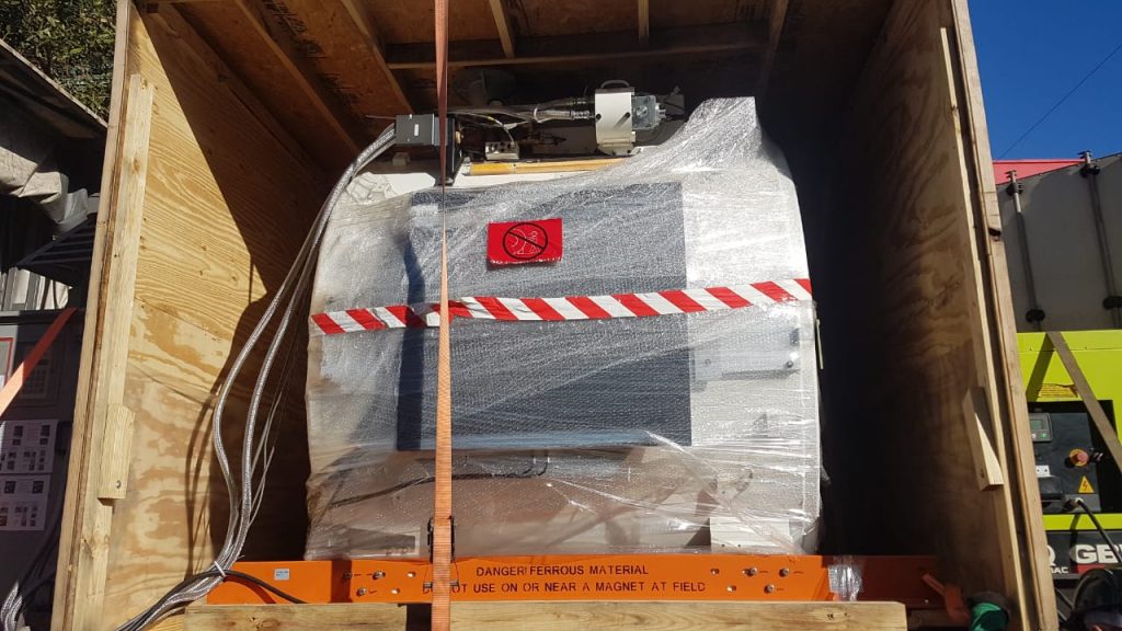 Com ajuda de guindaste, equipamento de ressonância magnética é instalado no HU