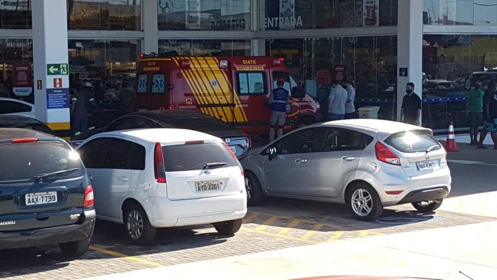 Mulher tem suspeita de fratura no dedo em acidente com empilhadeira