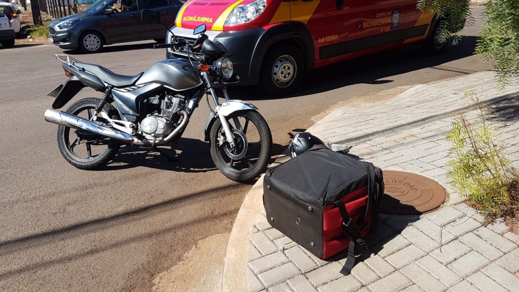 Entregador fica ferido em acidente no Bairro Country