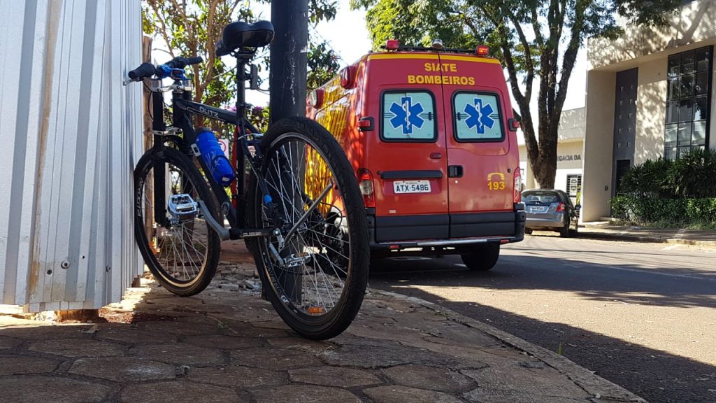 Ciclista é atingido por carro no Centro