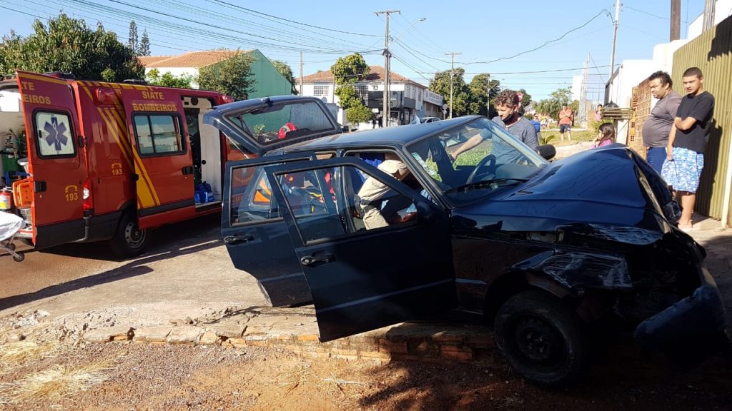 Carro atinge portão de residência em acidente no Bairro Santa Cruz