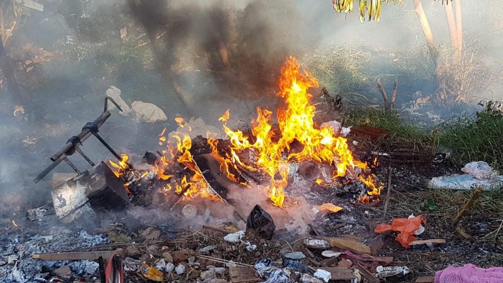 Fogo é ateado em lixo e chamas se espalham no Santa Cruz