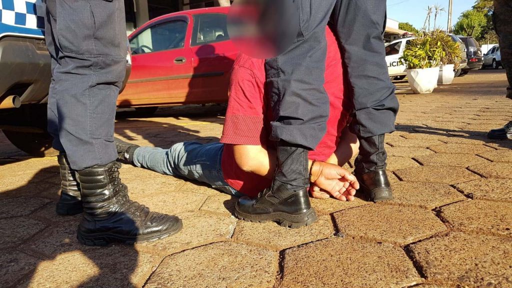 Fazendo manobras arriscadas, homem é preso no Riviera, dorme na viatura e precisa ser carregado pela GM
