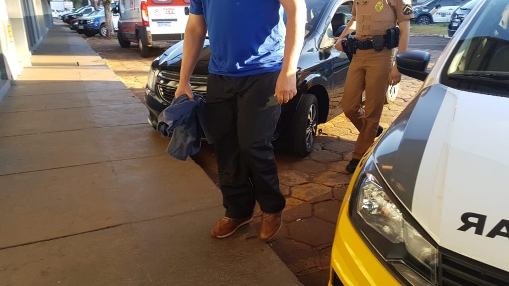 Homem com mandado de prisão em aberto é detido pela Polícia Militar Homem com mandado de prisão em aberto é detido pela Polícia Militar
