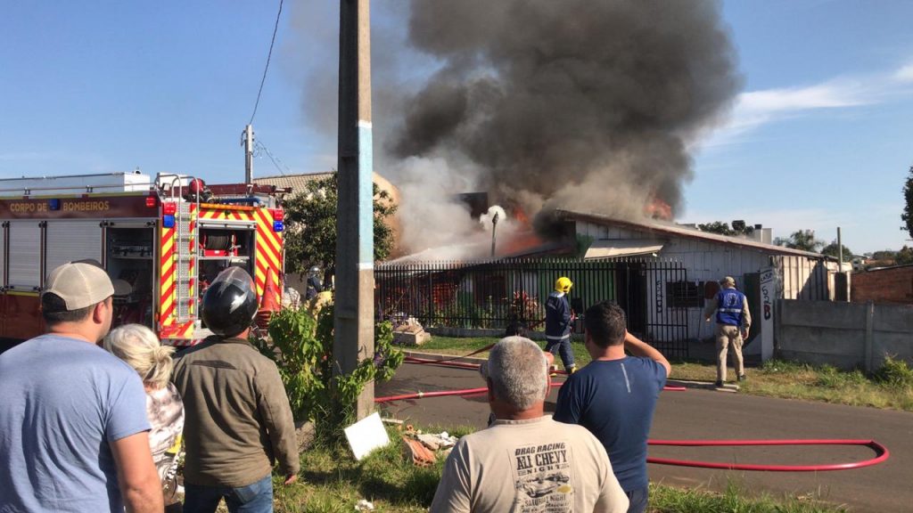 Casa é atingida por incêndio no Bairro Santana, em Guarapuava