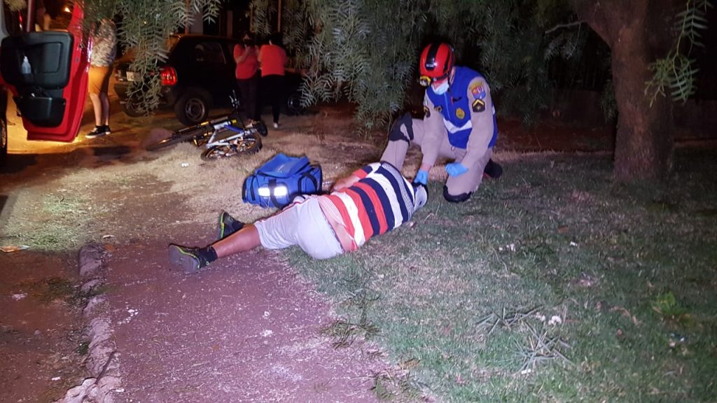 Ciclista é atendido pelo Siate após sofrer queda no Bairro Floresta Ciclista é atendido pelo Siate após sofrer queda no Bairro Floresta