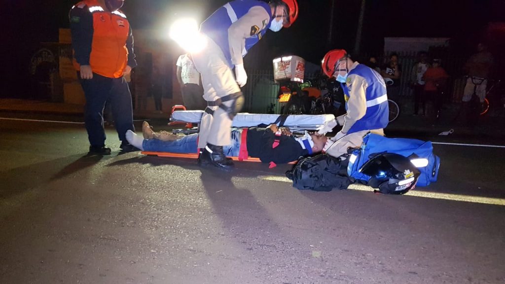 Motociclista tenta desviar de cachorro e sofre queda, na Rua Xavantes Motociclista tenta desviar de cachorro e sofre queda, na Rua Xavantes
