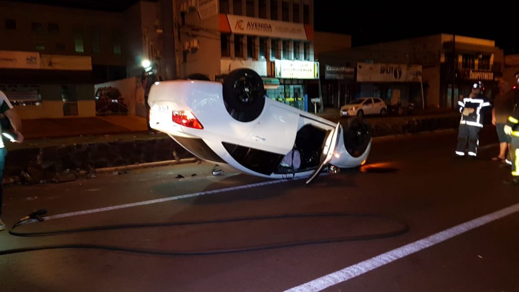 Veículo Cruze capota na Avenida Carlos Gomes, em Cascavel Veículo Cruze capota na Avenida Carlos Gomes, em Cascavel