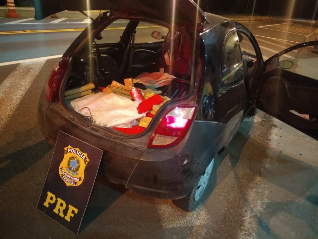 PRF apreende menor que transportava maconha em veículo na BR-277, em Catanduvas PRF apreende menor que transportava maconha em veículo na BR-277, em Catanduvas