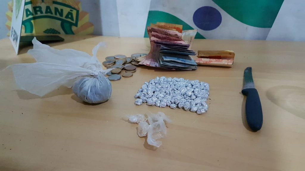 Tráfico de drogas: trio é detido com 133 pedras de crack no Bairro Interlagos