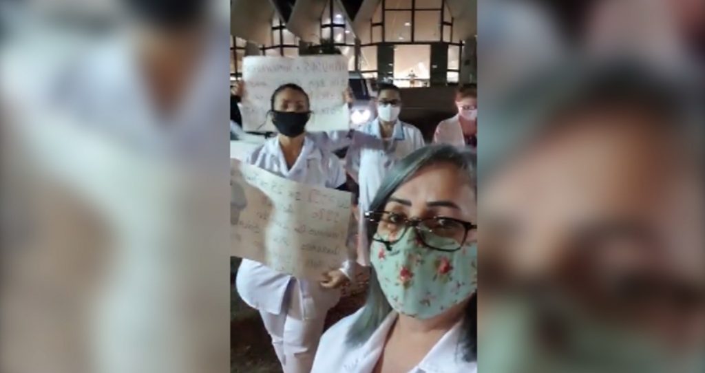 Enfermeiras realizam movimento no calçadão reivindicando por melhorias salariais