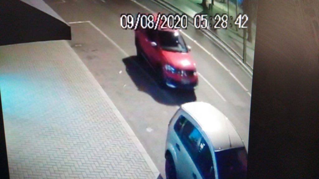 Vídeo mostra carro estacionado sendo atingido por veículo Saveiro, no Centro