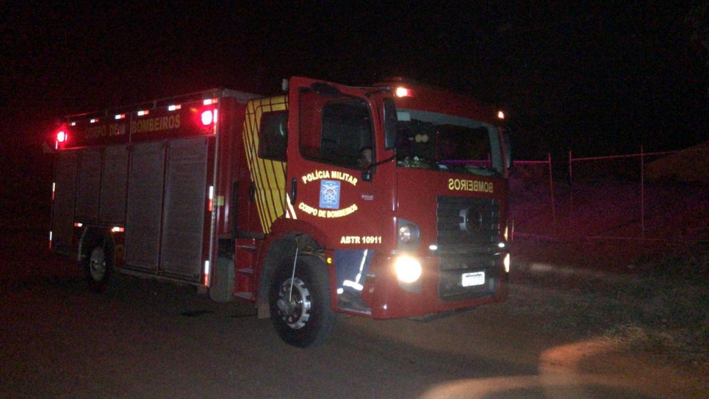 Bombeiros são acionados para controlar incêndio ambiental