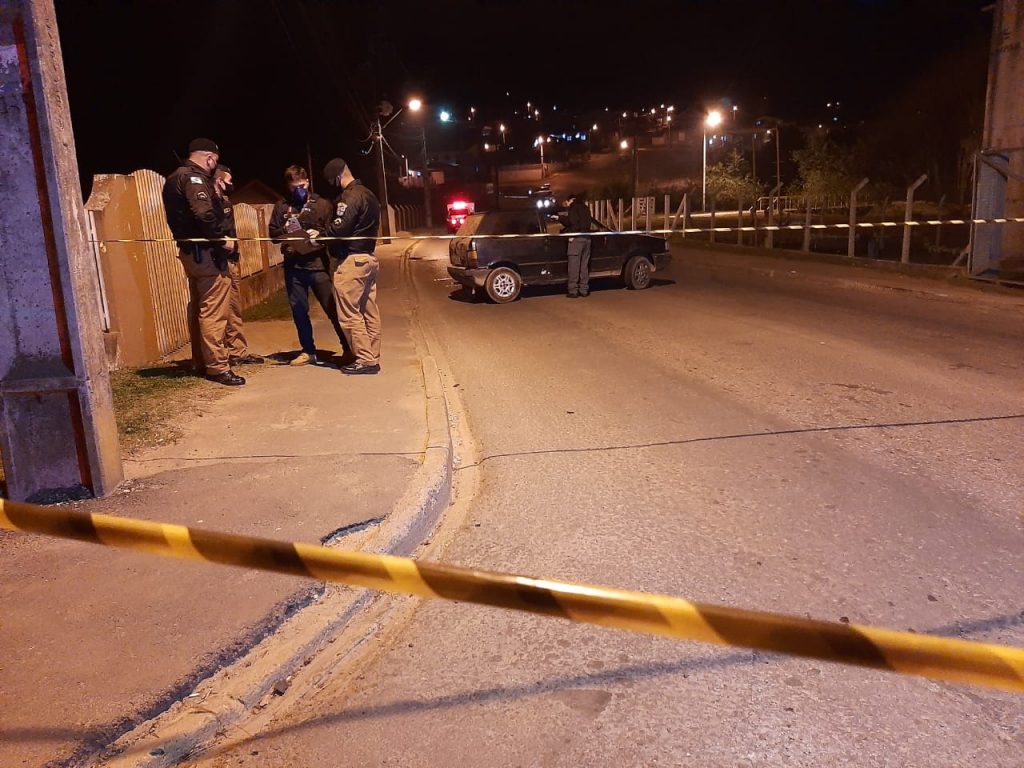 Motorista é morto a tiros dentro do carro na região metropolitana de Curitiba