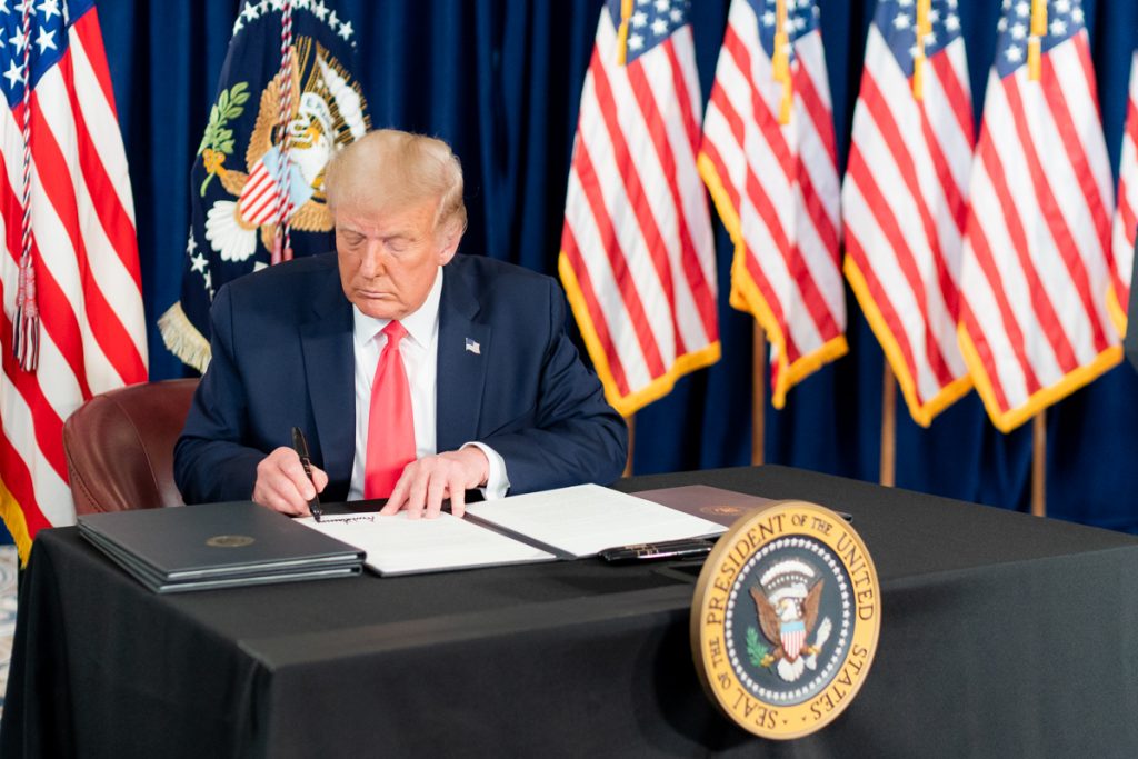 Republicanos indicam Trump a reeleição em convenção reduzida
