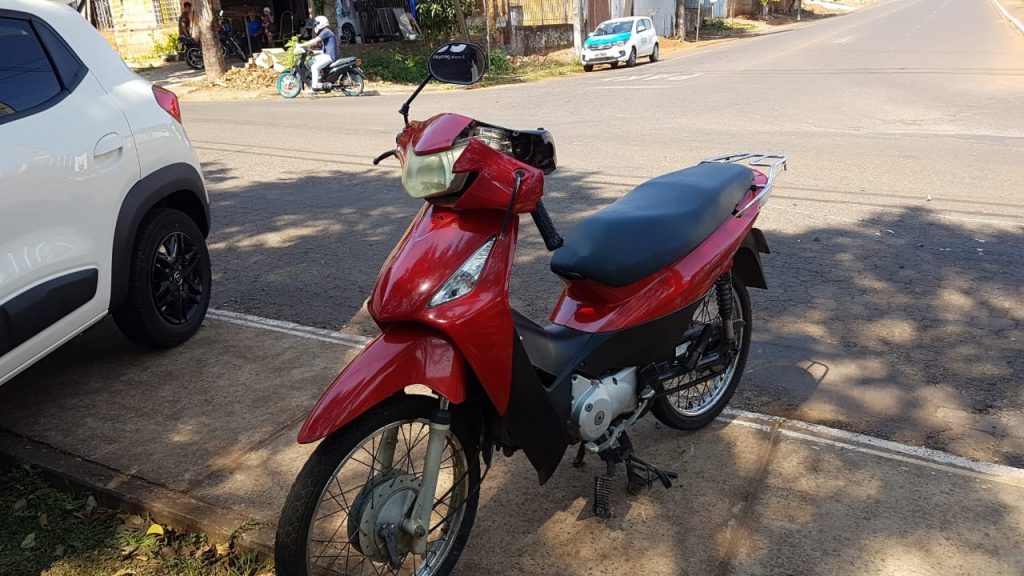 Jetta e moto batem na Rua Maracaí