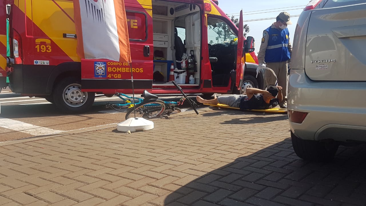 Ciclista é jogado para a calçada, após colisão com carro