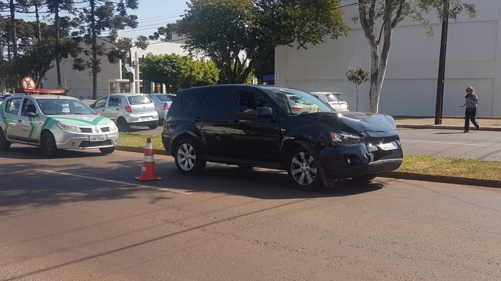 Três veículos colidem na Av. Rocha Pombo e deixam trânsito lento