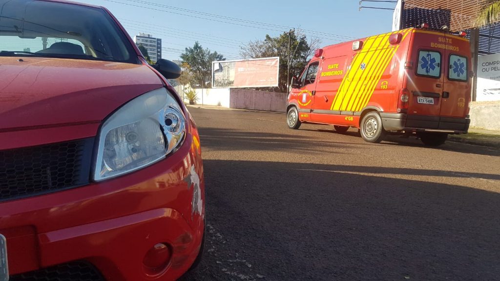 Carro e moto se envolvem em colisão na Rua Sete de Setembro