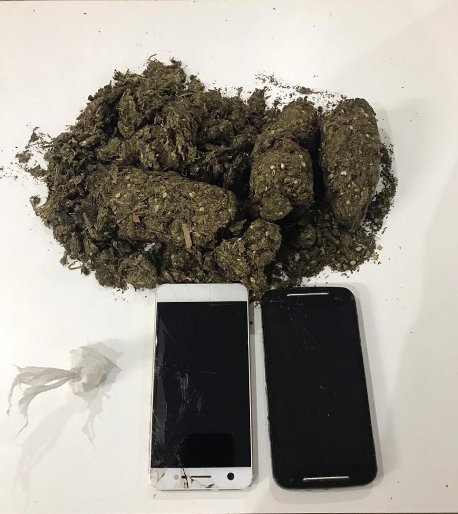 Jovem é presa em flagrante tentando entregar drogas e celulares a presos de Guarapuava