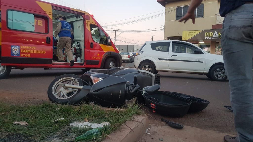 Colisão entre carro e moto deixa mulher ferida no Parque São Paulo