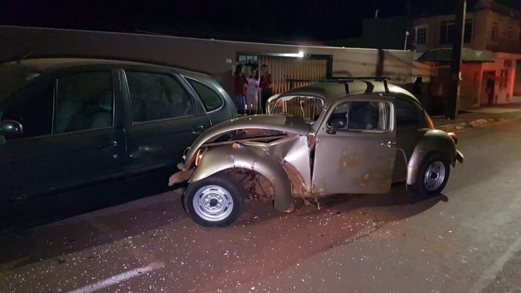 Motorista de Fusca colide contra Scenic estacionado na Rua Jorge Lacerda