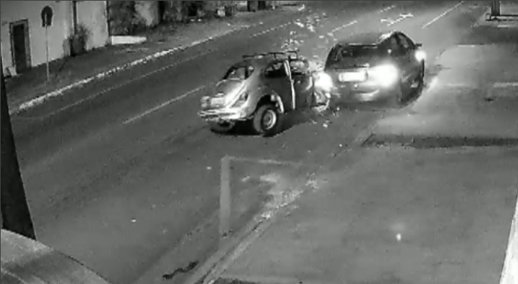 Câmeras flagram momento em que Fusca atinge carro estacionado