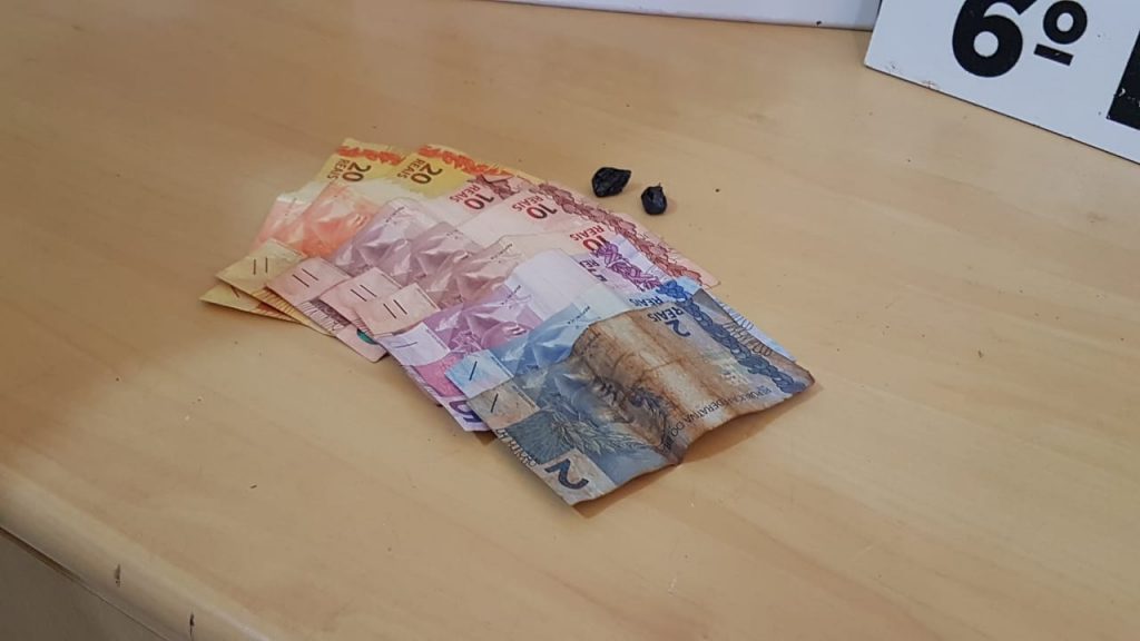 Adolescente é flagrado com cocaína e dinheiro no Bairro Morumbi