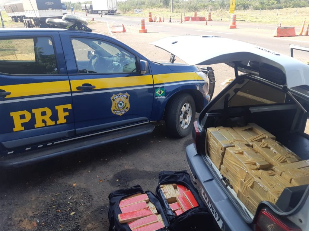 PRF apreende carro carregado com mais de 300 quilos de maconha