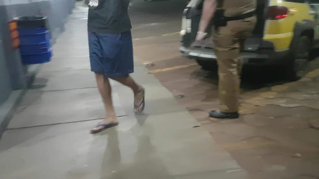 Jovem é detido com entorpecente e dinheiro no Santa Felicidade
