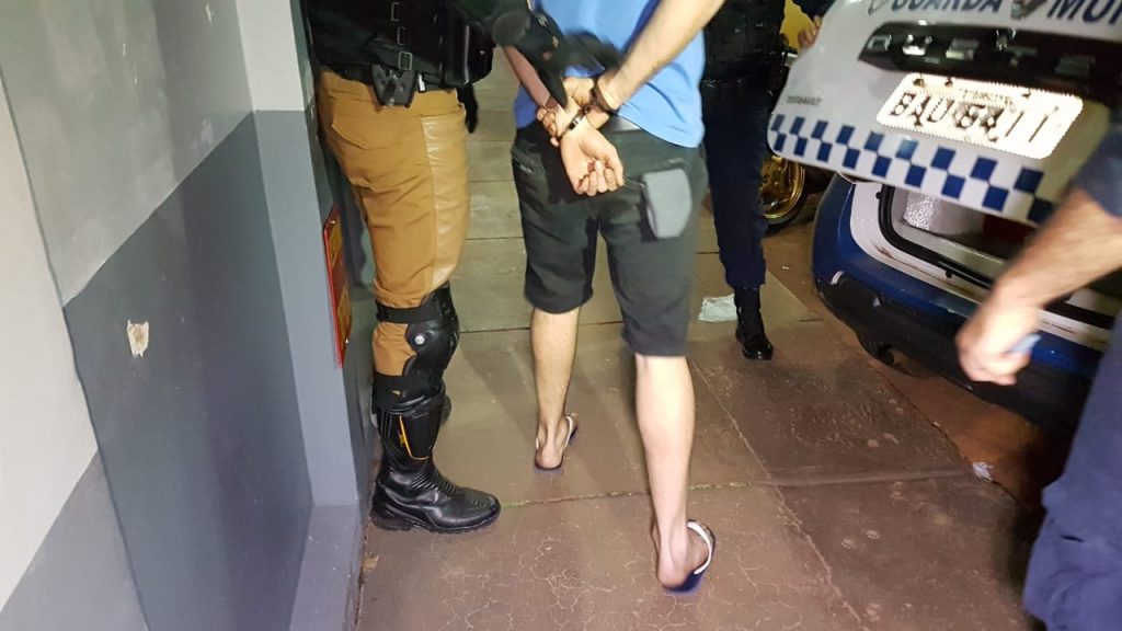 Motorista de Del Rey foge da PM, bate carro em poste e acaba detido