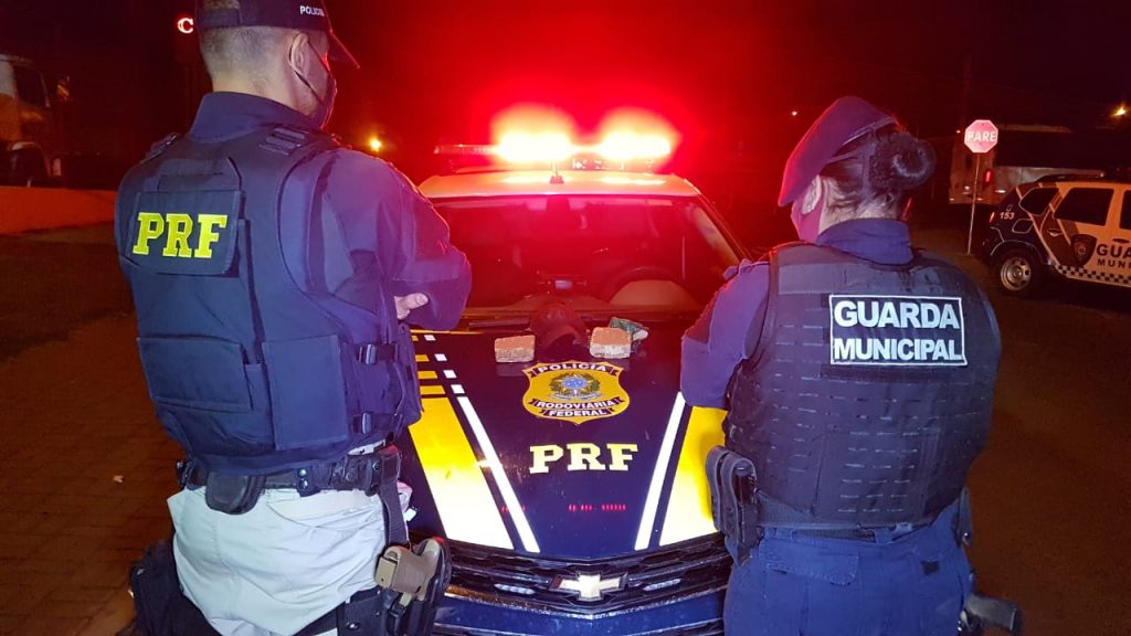 Quarteto em fuga da PRF dispensa tabletes de crack na BR-277, em Cascavel