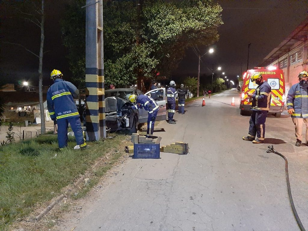 Trabalhador tem mal súbito ao volante e bate carro contra poste em Curitiba