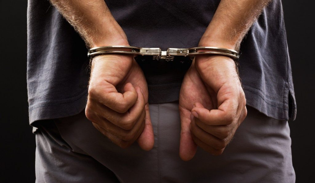Homem que fugiu de abordagem e ameaçou policiais com pistola é condenado a pagar indenização de R$ 10 mil