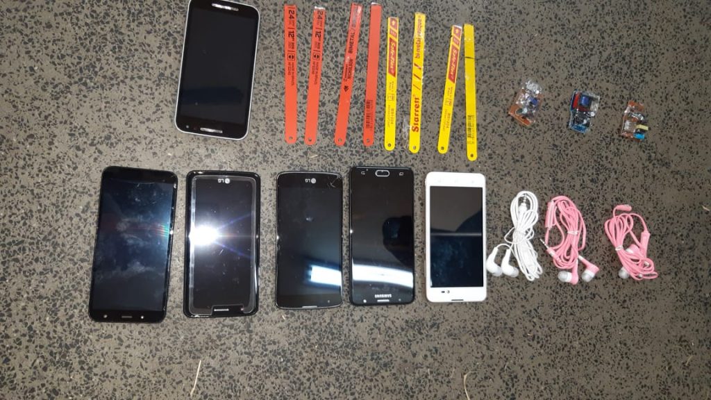 Agente penitenciário encontra dois ‘kits cadeia’ cobertos com grama na PEP I
