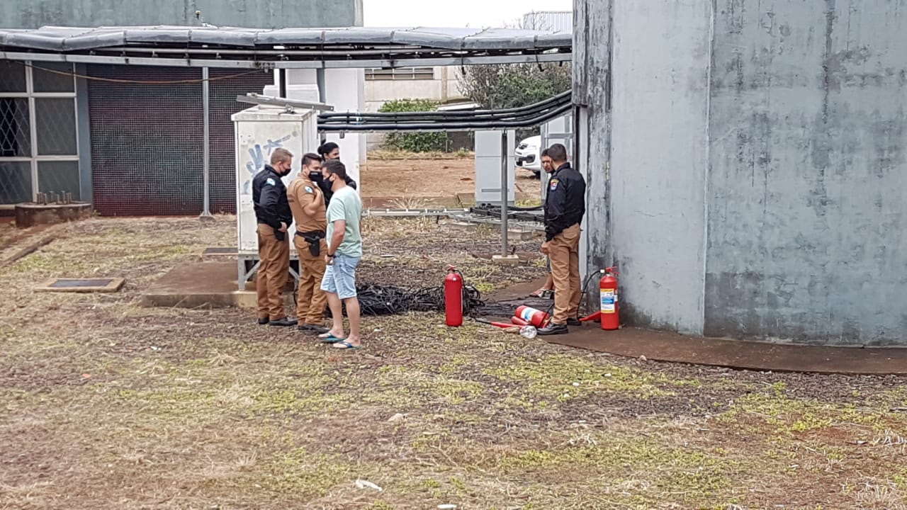 Homem provoca incêndio em torre de telefonia e é detido pela PM; Bombeiros também foram mobilizados Imagem referente a Homem provoca incêndio em torre de telefonia e é detido pela PM; Bombeiros também foram mobilizados