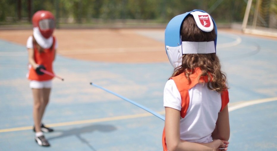 Crianças aprendem os movimentos da esgrima no Desafio Esporte em Casa Imagem referente a Crianças aprendem os movimentos da esgrima no Desafio Esporte em Casa