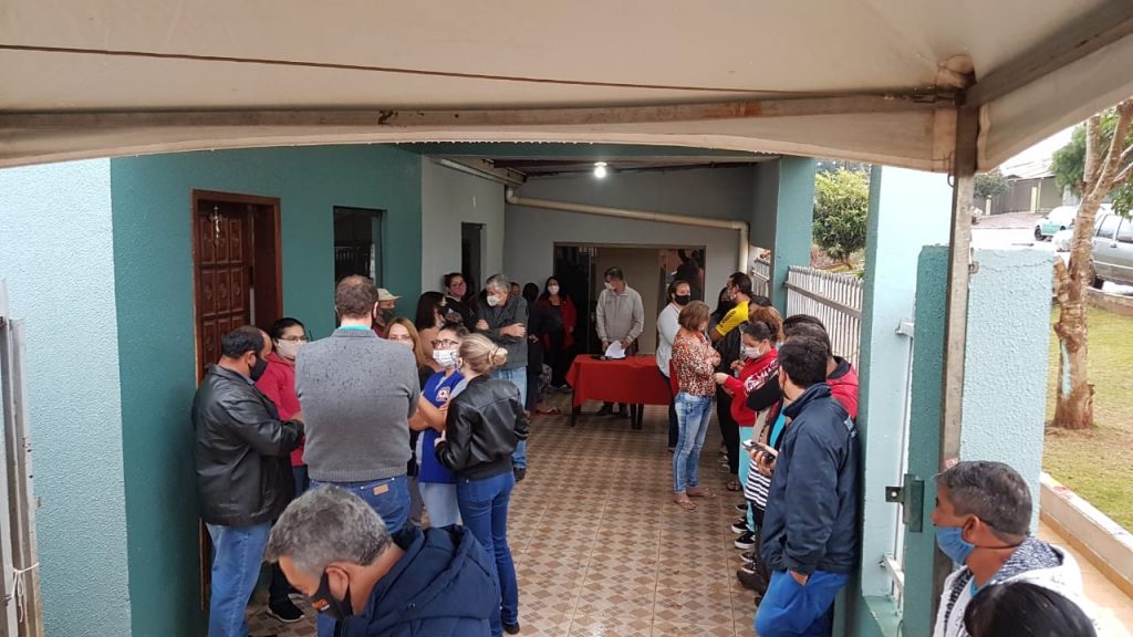 Jardim Caiobá: famílias recebem contratos de regularização da área