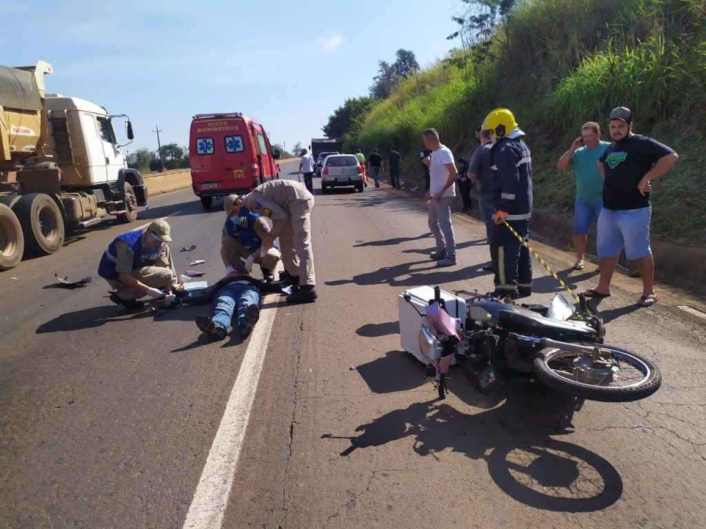 Motociclista morre após colidir contra a traseira de caminhão na PR-445