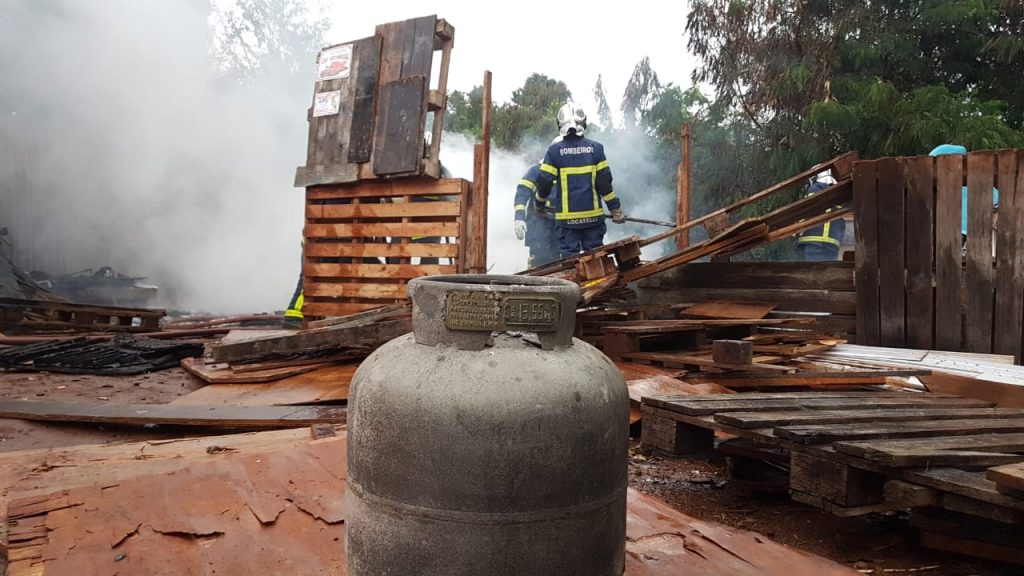 Residência de madeira é destruída por incêndio no Bairro Santa Cruz