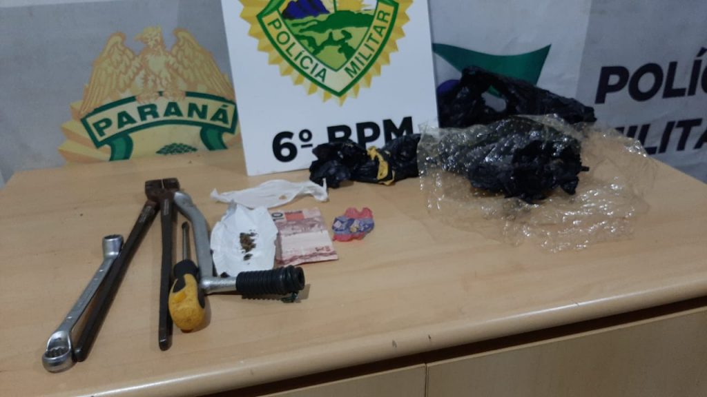 Dois são detidos pela PM com porções de crack e maconha em residência no Centro
